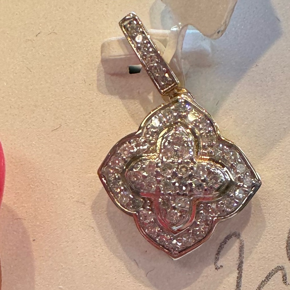 Light color van cleef style pendant 14k gold and high quality diamonds, bargain